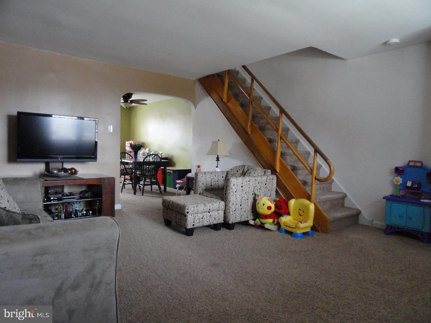 9052 Wesleyan Road Philadelphia, PA 19136 - Photo 3 of 12 Living Room