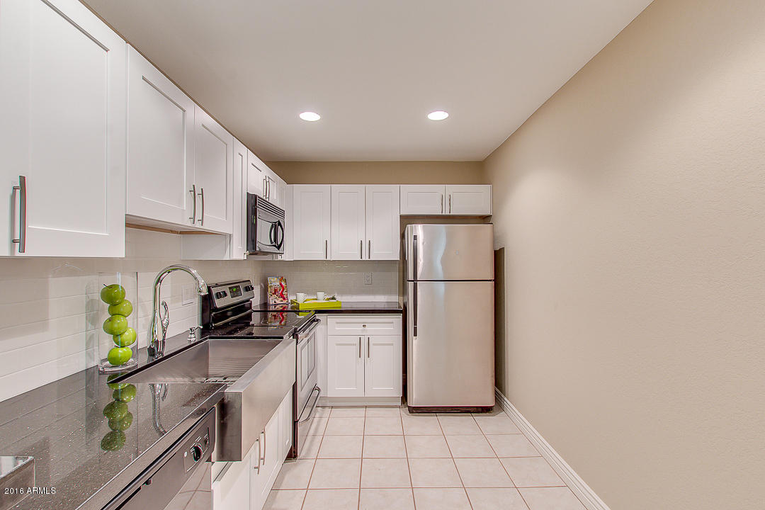 234 East Ruth Avenue, Unit 2 Phoenix, AZ 85020 - Photo 6 of 24 Kitchen