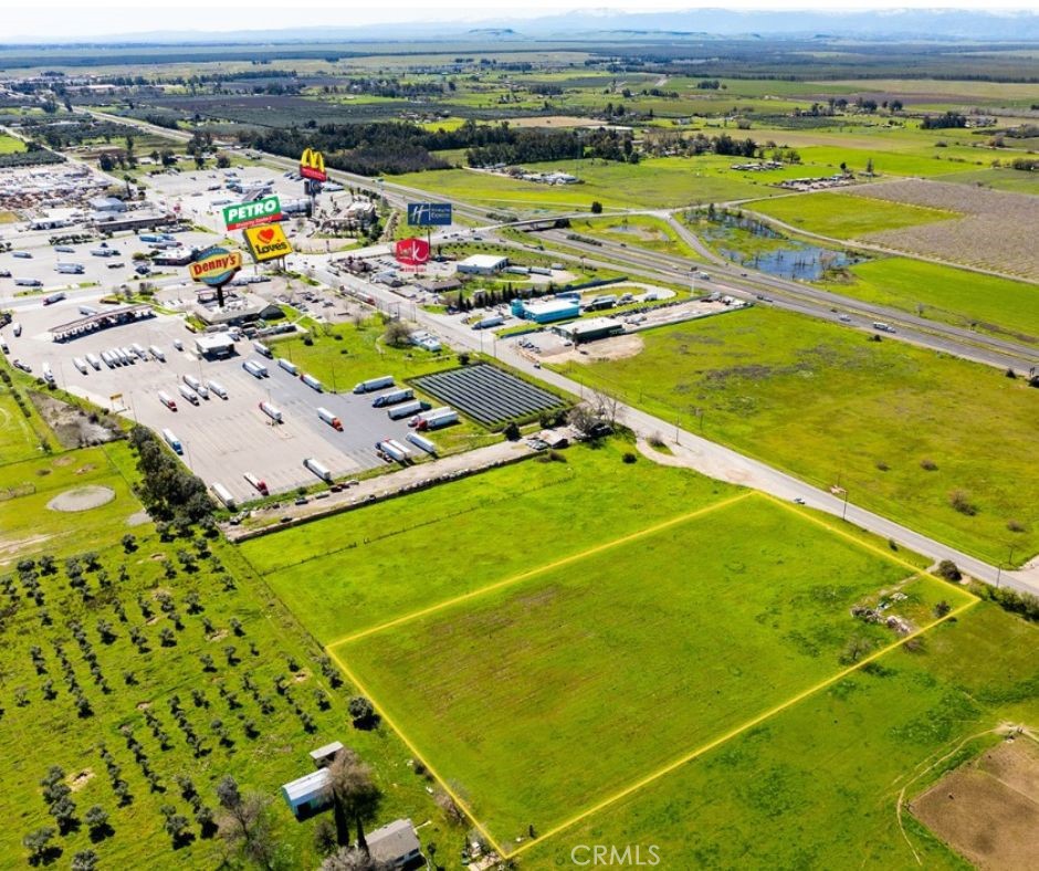 a view of a tennis court