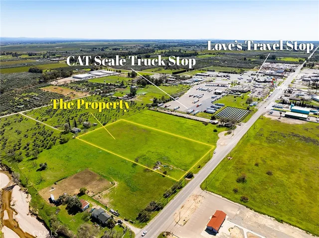 an aerial view of a tennis court