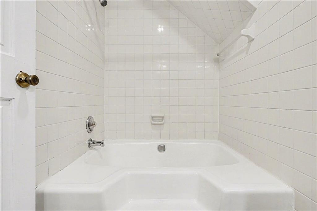 2133 Cooper Way Jonesboro, GA 30236 - Photo 20 of 46 a bathroom with a bathtub