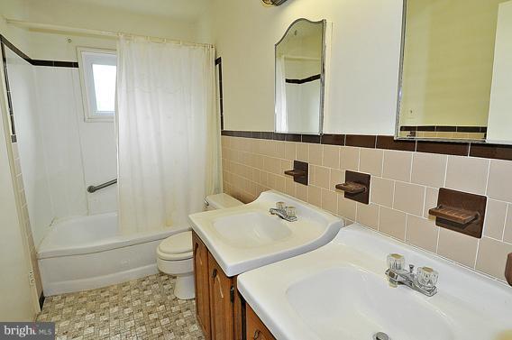 928 Vanderwood Road Catonsville, MD 21228 - Photo 5 of 17 Bath