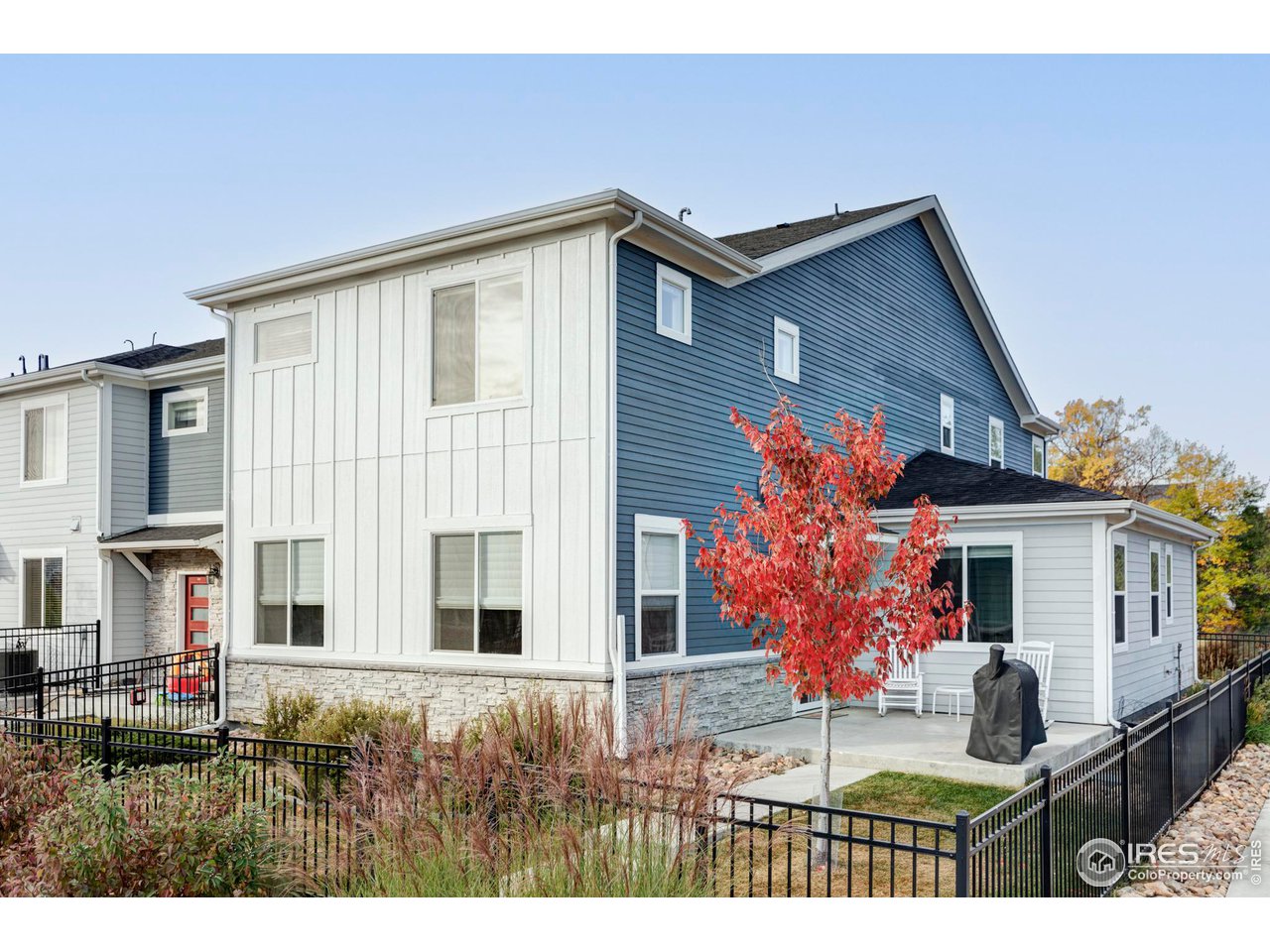 a view of a house with backyard and sitting area