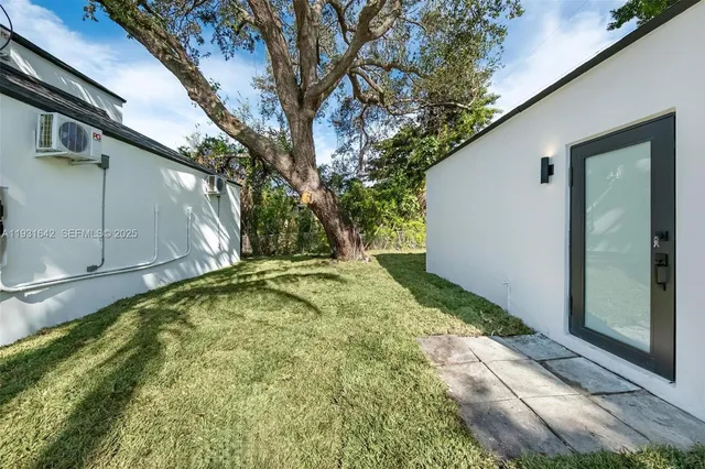 a view of a backyard