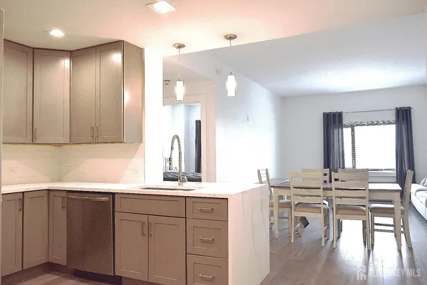 $3,000 | 1 Carriage City Plaza, Unit 920, Rahway, NJ 07065