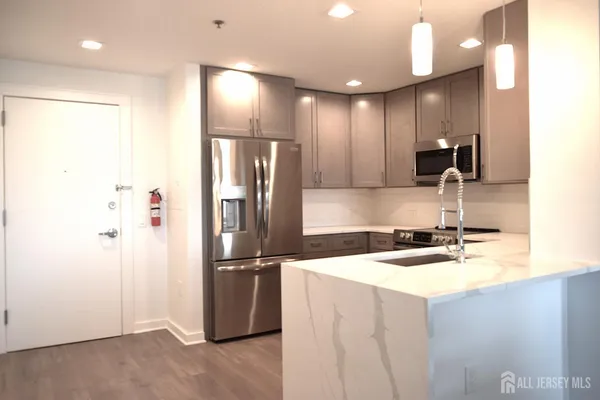 $3,000 | 1 Carriage City Plaza, Unit 920, Rahway, NJ 07065