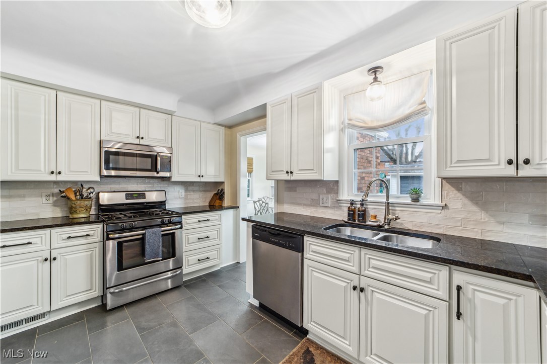 2463 Fenwick Road Cleveland, OH 44118 - Photo 16 of 46