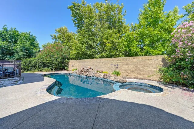 view of a outdoor space with swimming pool