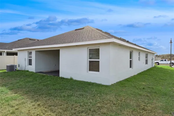 a front view of house with yard and garage