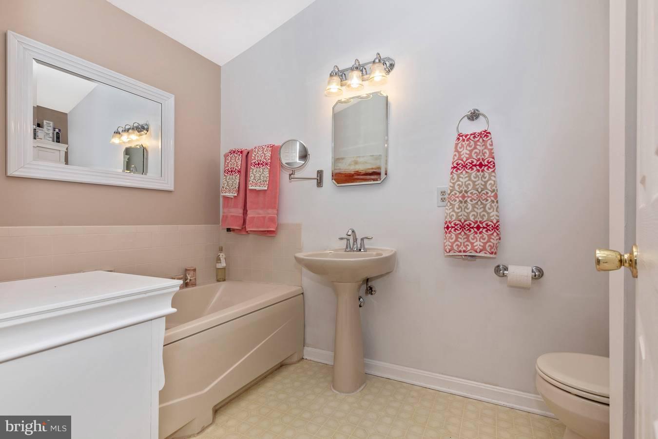 2404 Prentice Court Frederick, MD 21702 - Photo 13 of 33 Love the owner's bath!