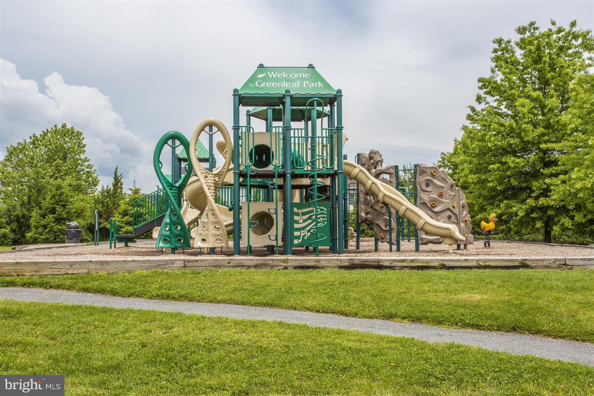2404 Prentice Court Frederick, MD 21702 - Photo 27 of 33 Great spots for the kids to play!