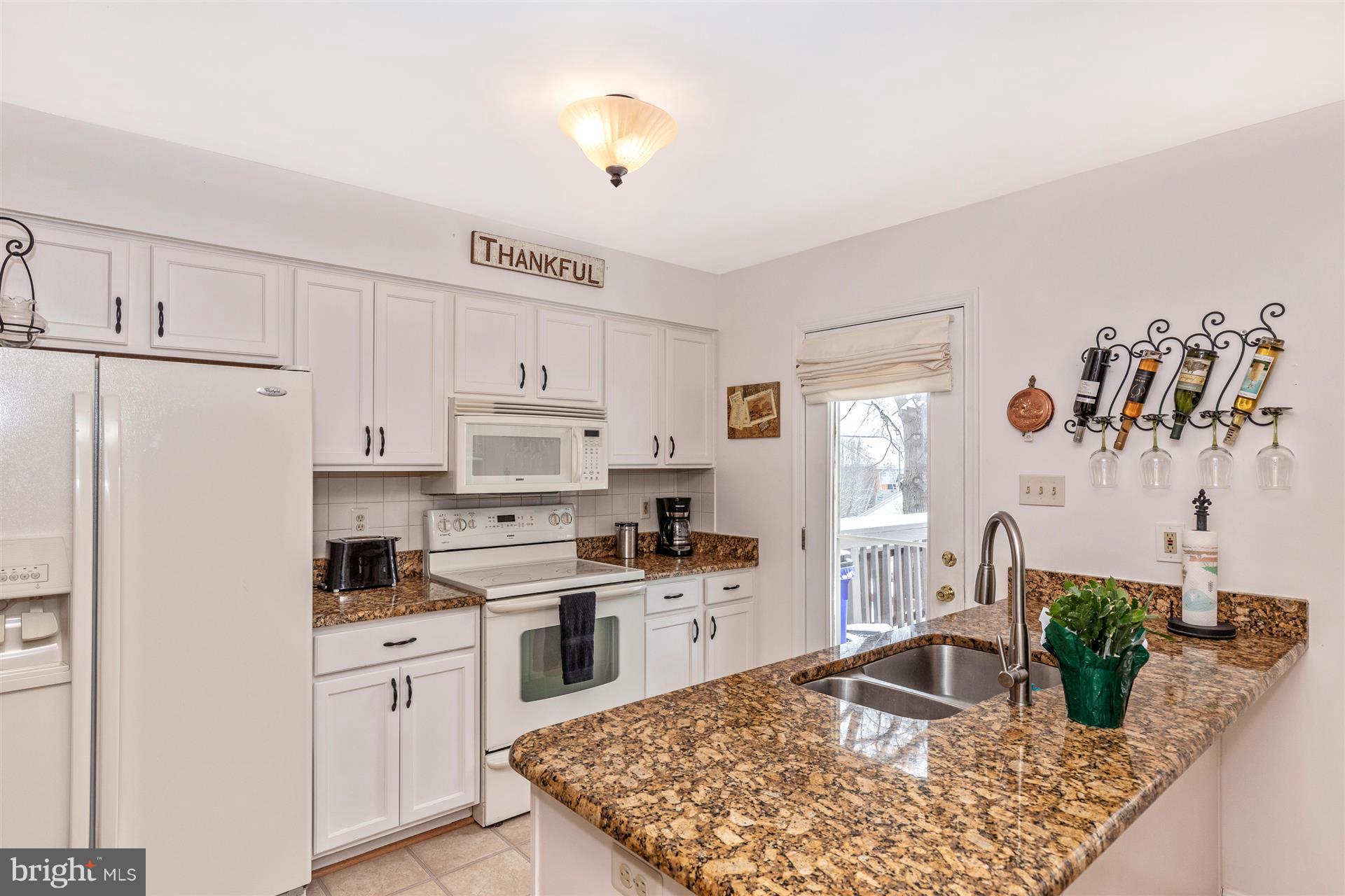 2404 Prentice Court Frederick, MD 21702 - Photo 8 of 33 Fully equipped kitchen with peninsula.