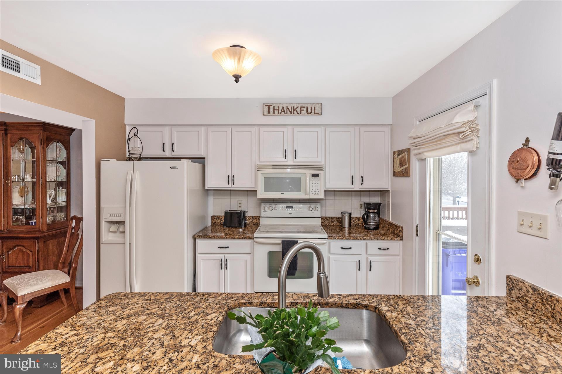 2404 Prentice Court Frederick, MD 21702 - Photo 9 of 33 Pristine granite counters