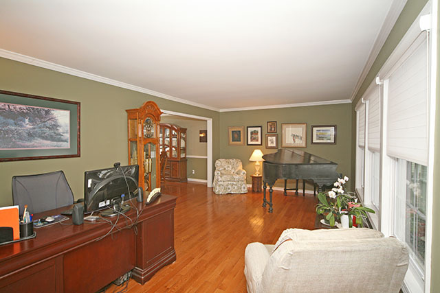 2110 Fairfax Road St. Charles, IL 60174 - Photo 4 of 20 a living room with furniture and wooden floor