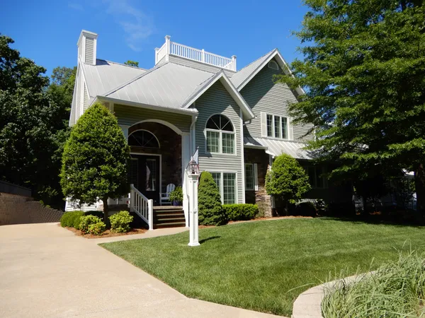 $825,000 | 738 Marina Village Drive, Grand Rivers, KY 42045
