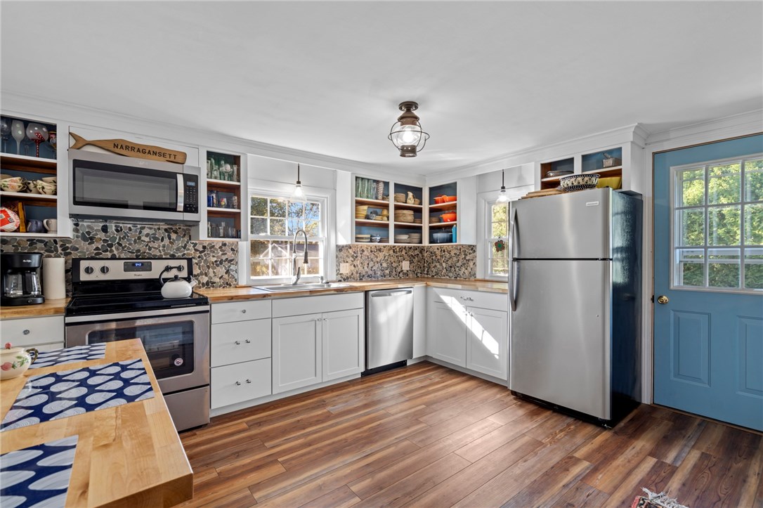 17 Edgewater Road Narragansett, RI 02882 - Photo 4 of 28