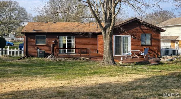 $258,000 | 753 Boulevard De Cannes, Edwardsville, IL 62025