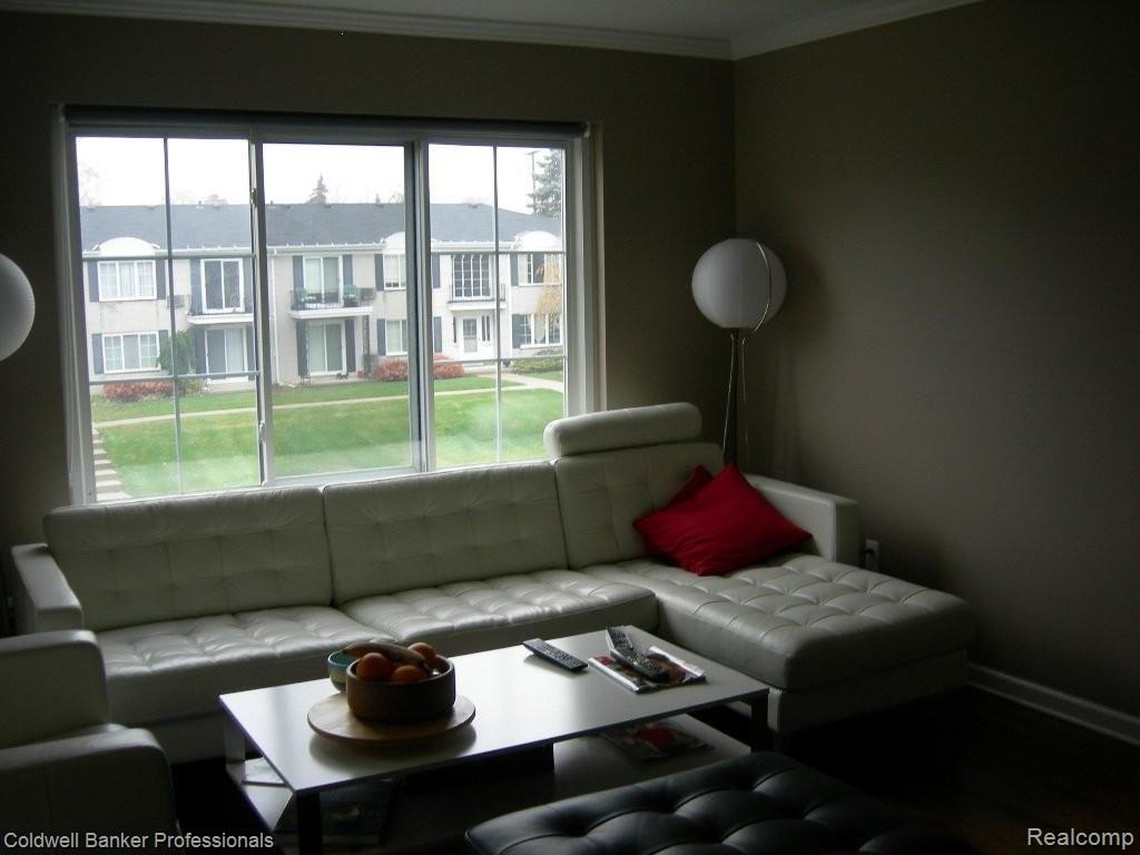100 West Hickory Grove Road, Unit 8 Bloomfield Hills, MI 48304 - Photo 3 of 11 Living Room