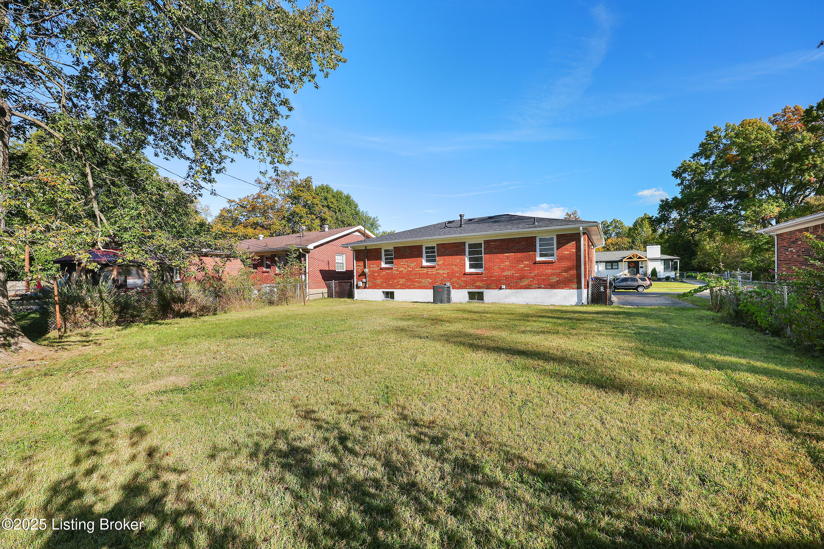1046 Clayborne Road Louisville, KY 40214 - Photo 6 of 39 H40A5245