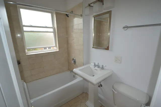 $1,800 | 4414 North Rockwell Street, Unit 2, Chicago, IL 60625