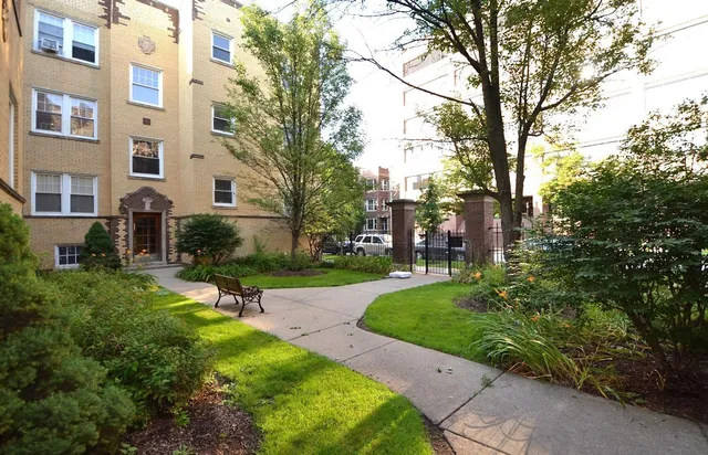 $1,800 | 4414 North Rockwell Street, Unit 2, Chicago, IL 60625