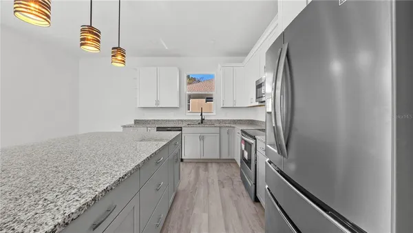 a view of a house with backyard