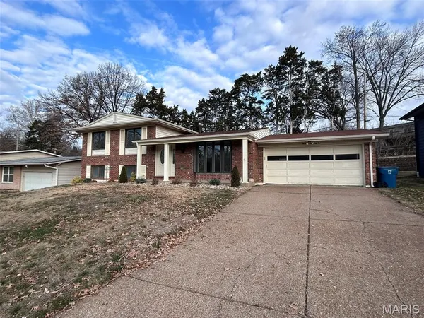 $2,395 | 7231 Briarview Drive, St. Louis, MO 63123