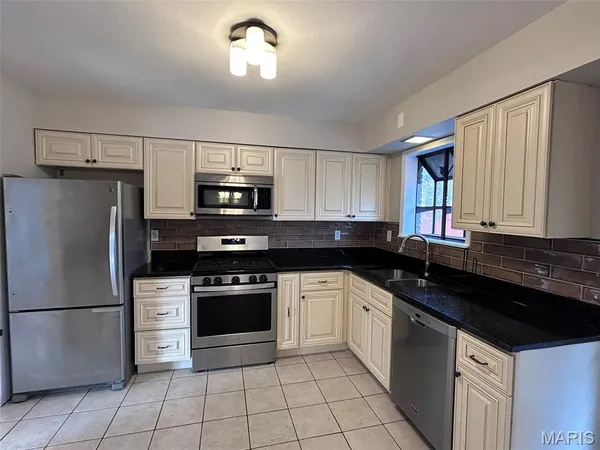 $2,395 | 7231 Briarview Drive, St. Louis, MO 63123