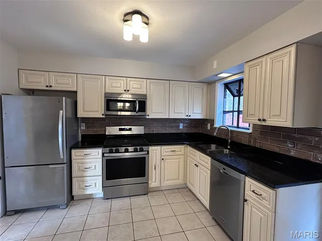 $2,395 | 7231 Briarview Drive, St. Louis, MO 63123