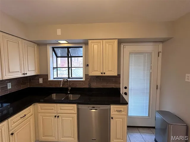 $2,395 | 7231 Briarview Drive, St. Louis, MO 63123