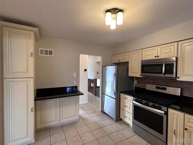 $2,395 | 7231 Briarview Drive, St. Louis, MO 63123