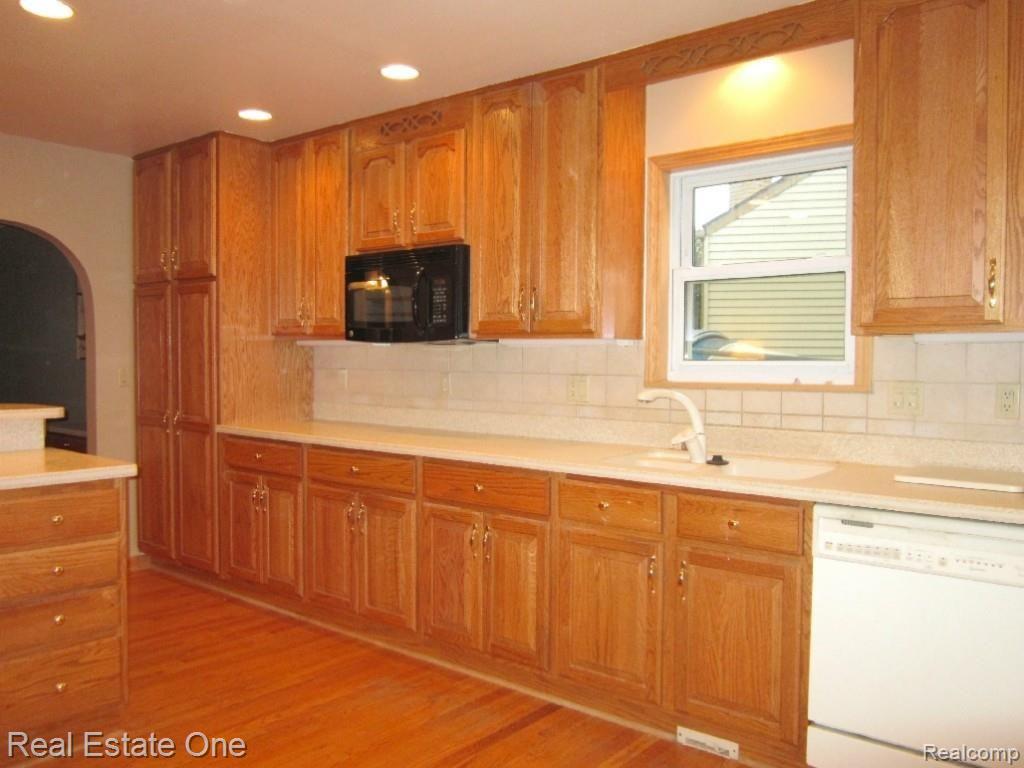 24461 Kings Pointe Novi, MI 48375 - Photo 6 of 19 ample cabinets.jpg