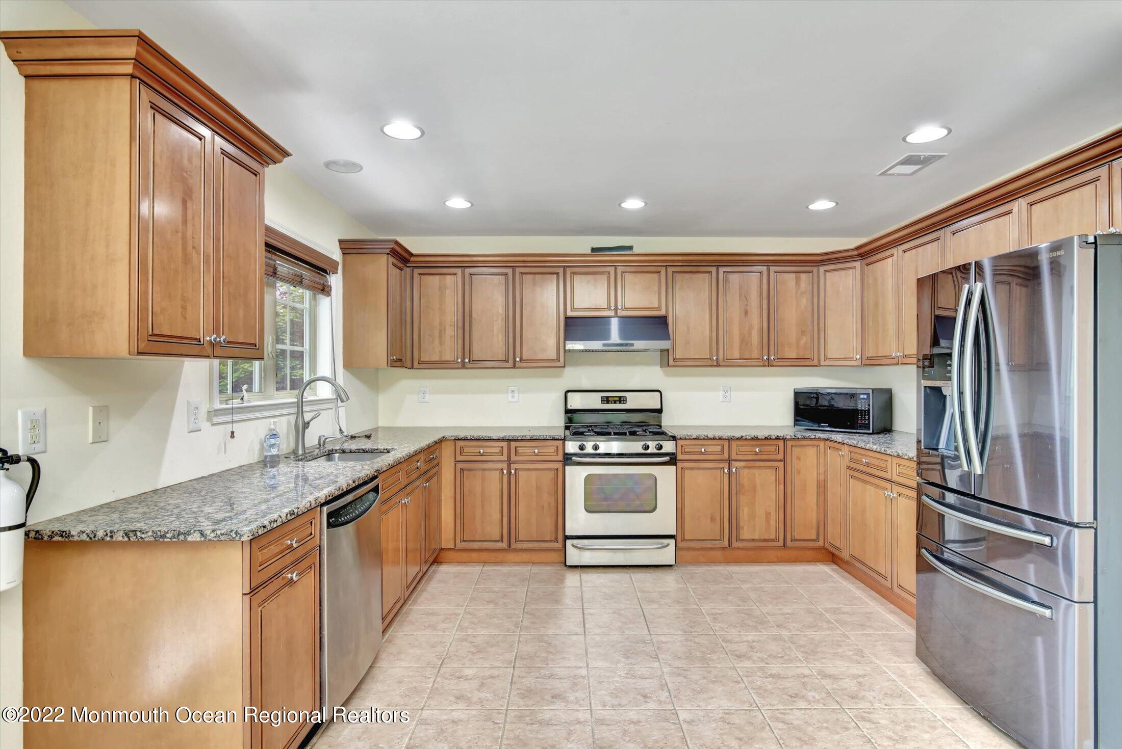 248 River Road, Unit 248 Piscataway, NJ 08854 - Photo 2 of 18 09-Kitchen