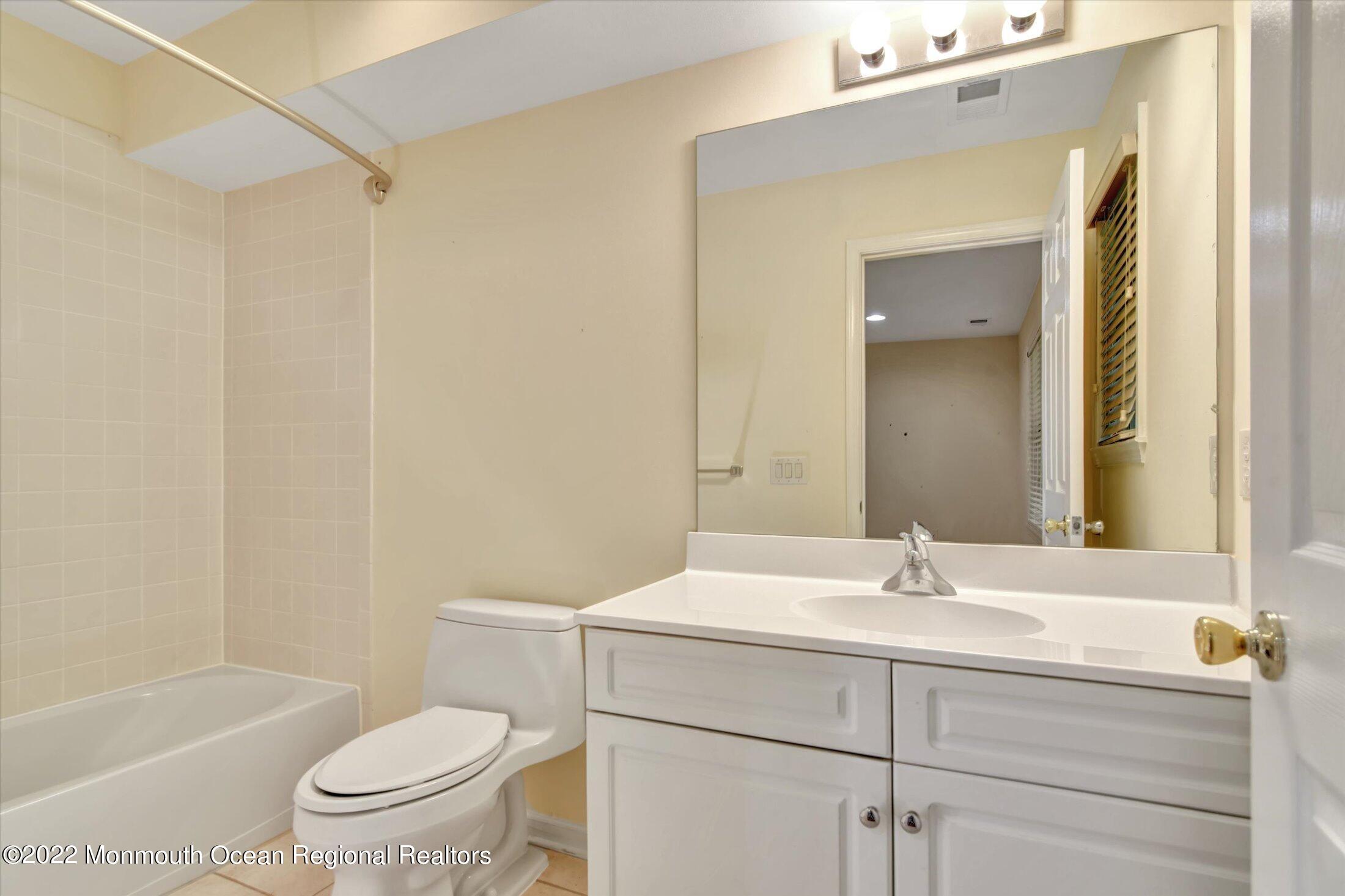 248 River Road, Unit 248 Piscataway, NJ 08854 - Photo 5 of 18 04-Bathroom