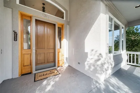 a view of livingroom with furniture