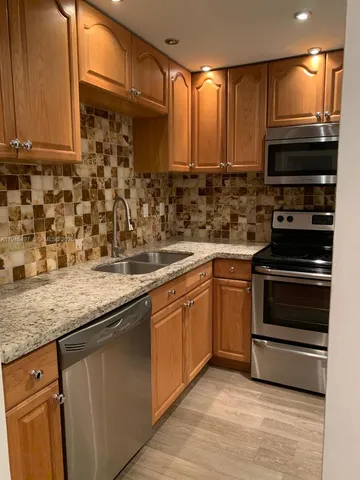 $2,999 | 911 East Ponce De Leon Boulevard, Unit 403, Coral Gables, FL 33134