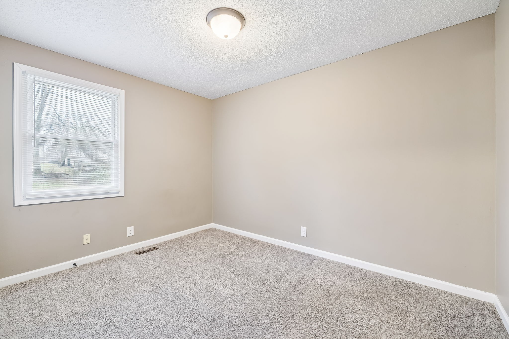 236 Tobacco Road Clarksville, TN 37042 - Photo 18 of 27 an empty room with windows