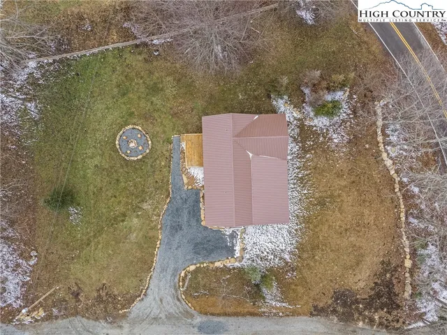 a view of a house with backyard