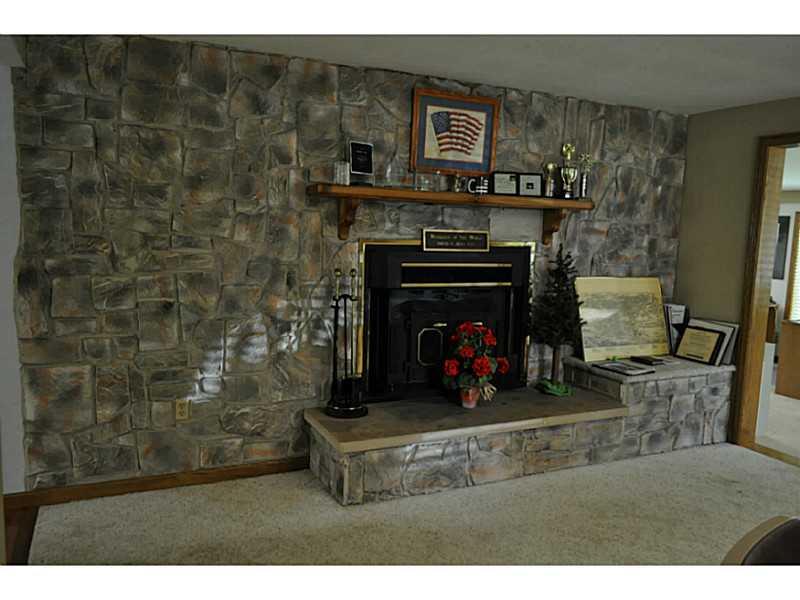 655 Freeport Road Butler, PA 16002 - Photo 6 of 16 Living Room.