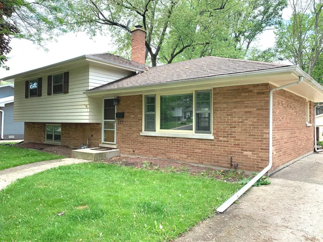 $3,200 | 121 Elmwood Drive, Naperville, IL 60540