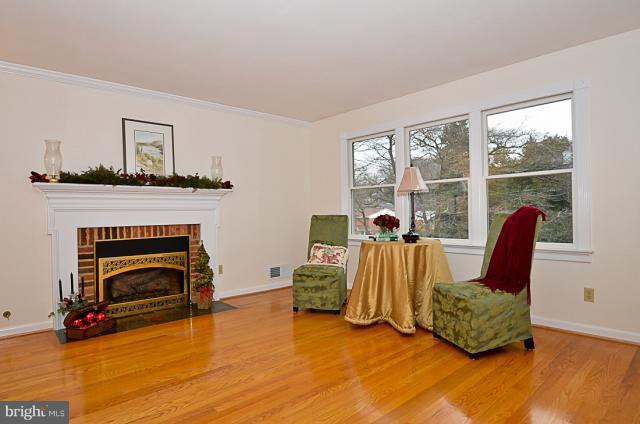 6342 11th Road North Arlington, VA 22205 - Photo 13 of 22 Living Room