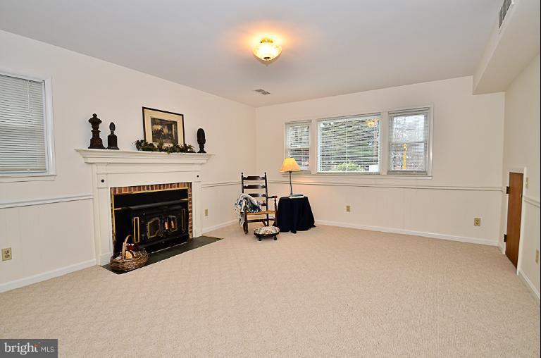 6342 11th Road North Arlington, VA 22205 - Photo 6 of 22 Large recreation room