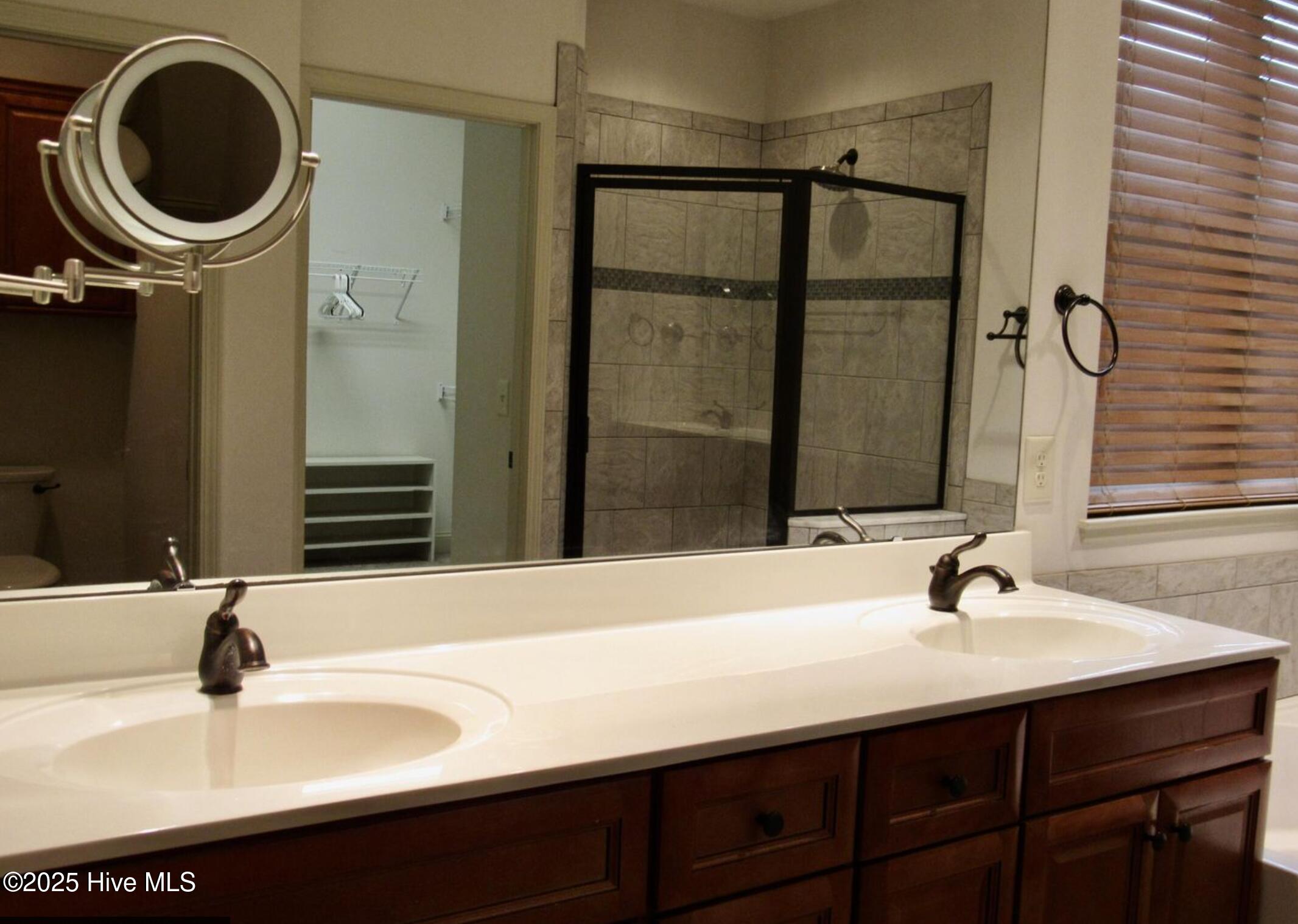 165 Devon Circle Aberdeen, NC 28315 - Photo 8 of 13 Primary Bath