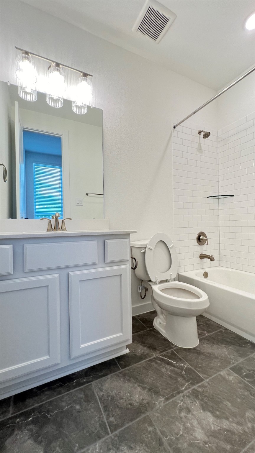 124 Stephens Rdg Lane Montgomery, TX 77316 - Photo 21 of 40 a bathroom with a toilet a sink and bathtub