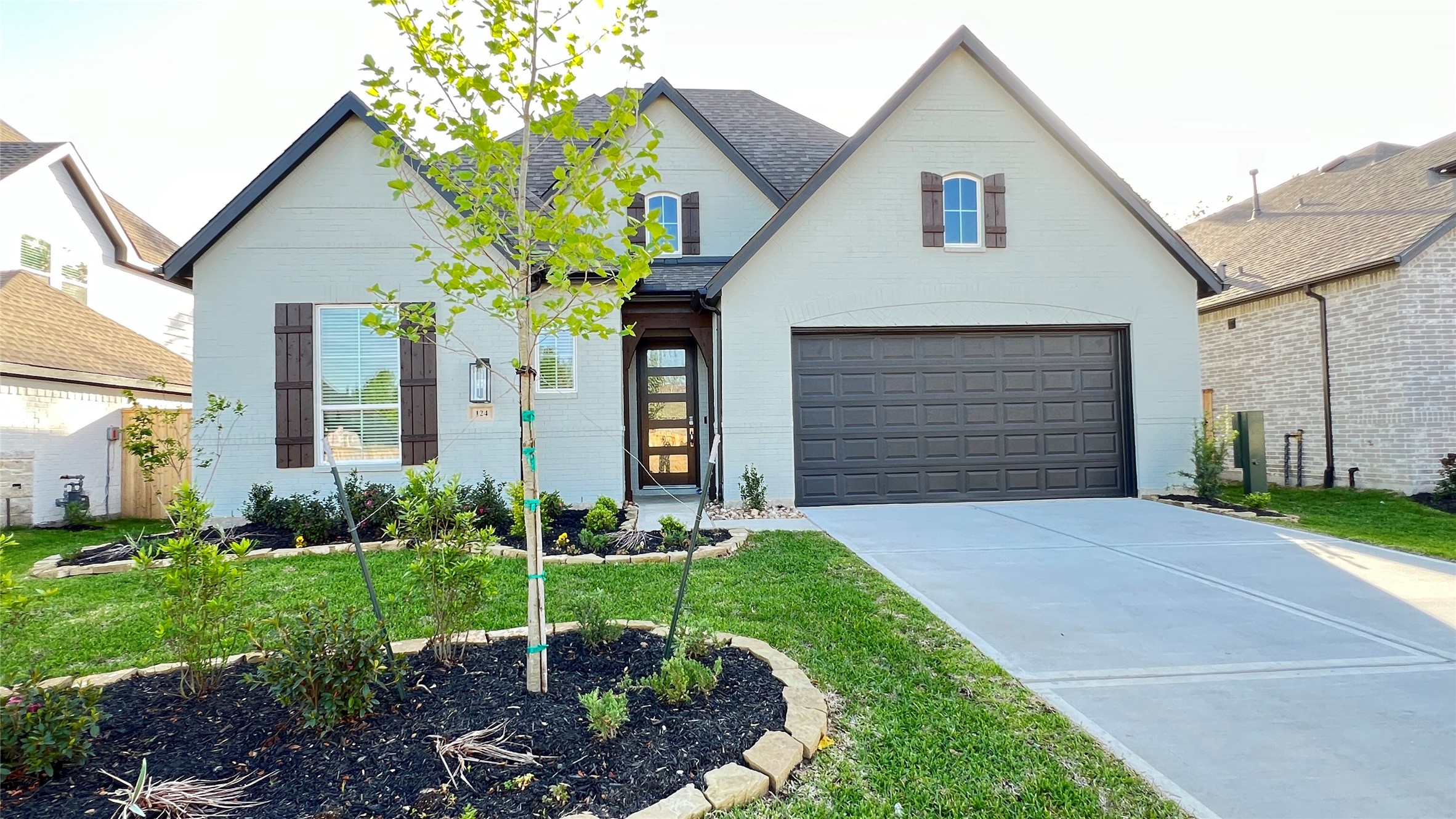124 Stephens Rdg Lane Montgomery, TX 77316 - Photo 3 of 40 a front view of a house with a garden and plants