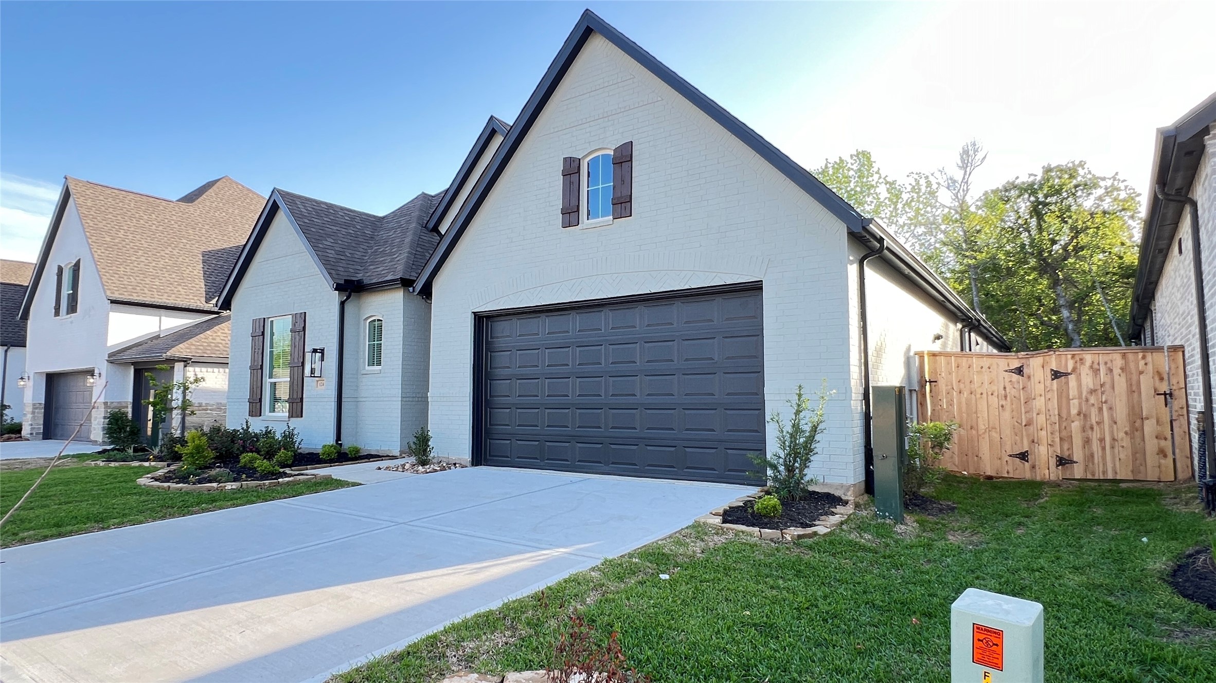 124 Stephens Rdg Lane Montgomery, TX 77316 - Photo 4 of 40 a front view of a house with garden