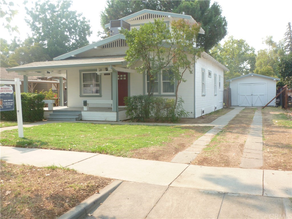 1044 West 20th Street Merced, CA 95340 - Photo 3 of 25 a view of a house with a yard