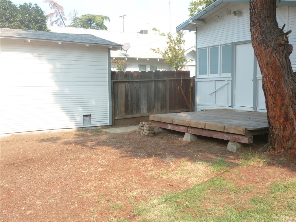1044 West 20th Street Merced, CA 95340 - Photo 22 of 25 a backyard of a house