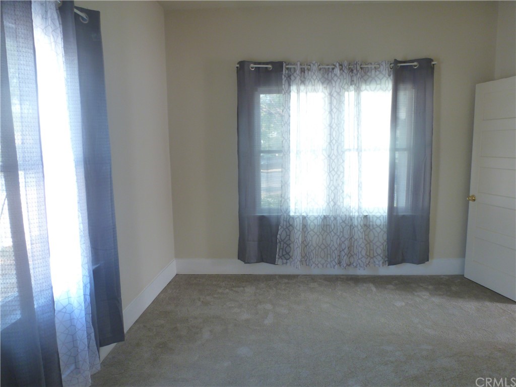1044 West 20th Street Merced, CA 95340 - Photo 8 of 25 an empty room that has a window in it