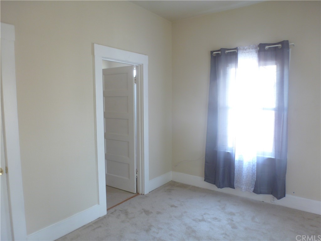 1044 West 20th Street Merced, CA 95340 - Photo 9 of 25 an empty room with windows and closet
